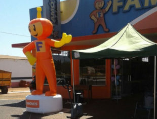 Réplica e Displays Infláveis - Mascote Farmoveis