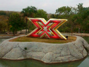 Réplica e Displays Infláveis - X Factor